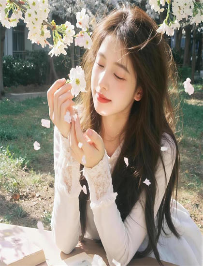 投资内幕：《花儿与少年4》人物的性格塑造与成长轨迹——探索艺术创作的艰辛历程